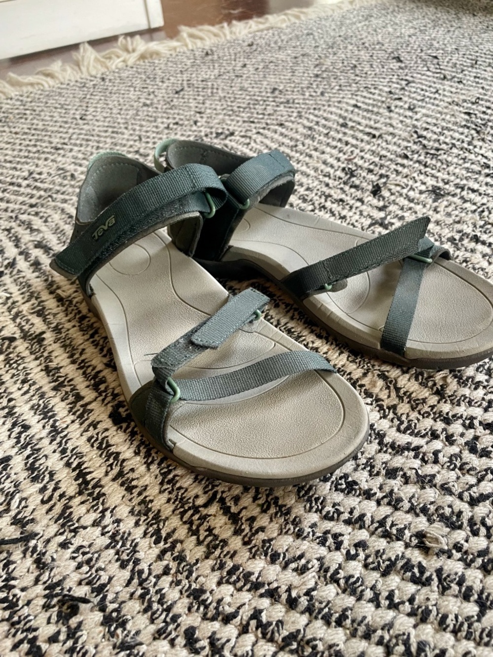 Teva 8.5 Teal sport sandals, barely worn